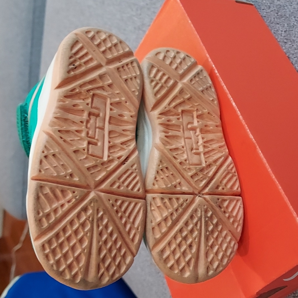 Infant LeBron Sneakers - Picture 3 of 5